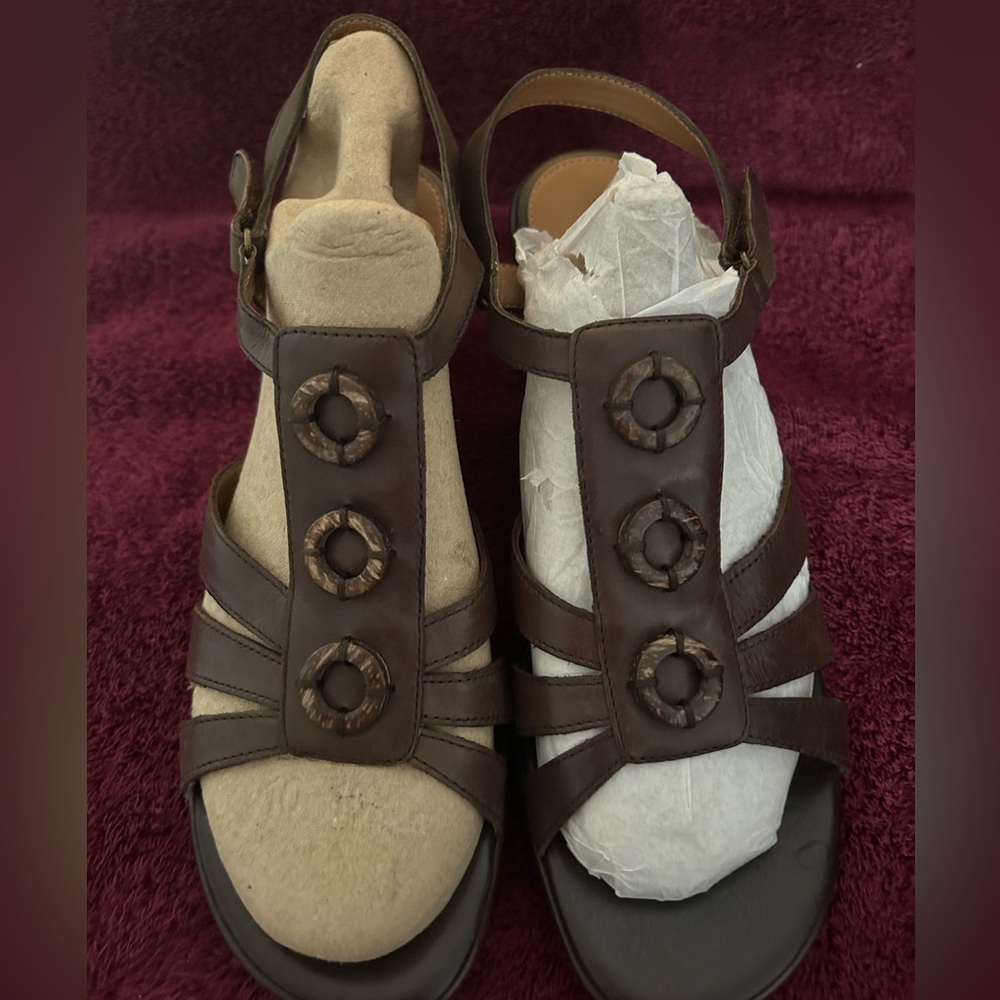 Easy spirit sandals.